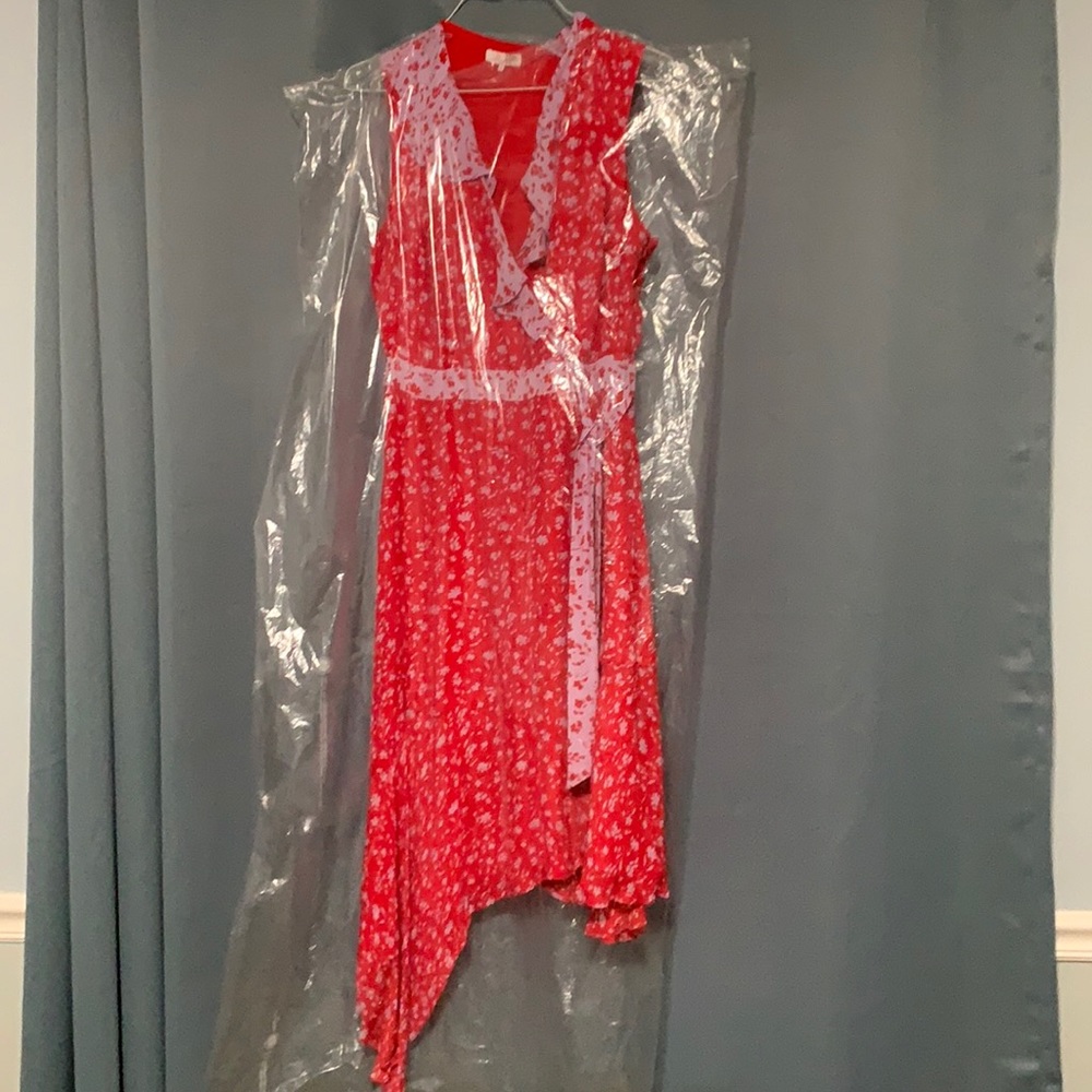 Women’s sleeveless red/pink dress